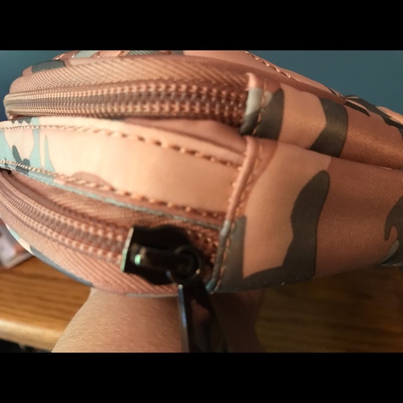 Lug Brand NWT Roundabout 2 in Camo Rose. Includes strap but not wristlet. - Picture 11 of 11